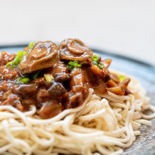 Load image into Gallery viewer, Noodles with thick sauce abalone and braised pork
